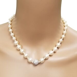 TRIFARI 90s VINTAGE GRADUATED FAUX PEARL & CRYSTAL NECKLACE